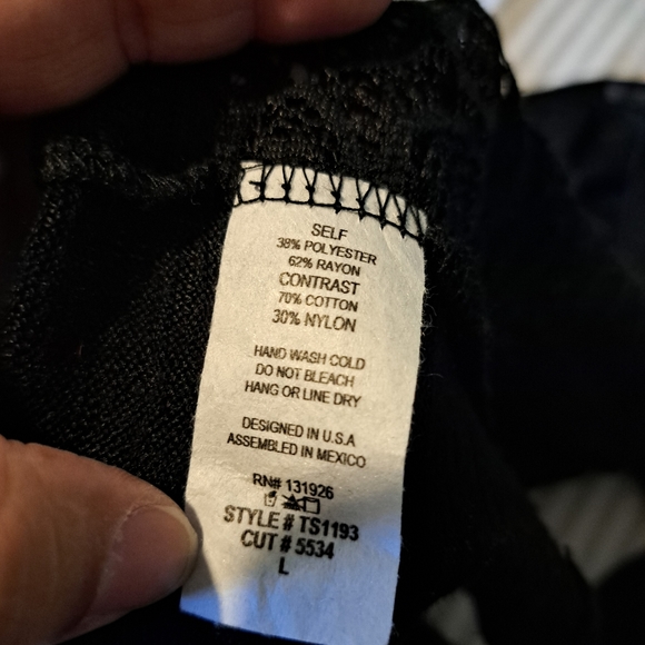 Black top size Large with lace on the side - Picture 6 of 8